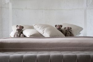 Beneficiile de a pune o pernă între picioare în timpul somnului